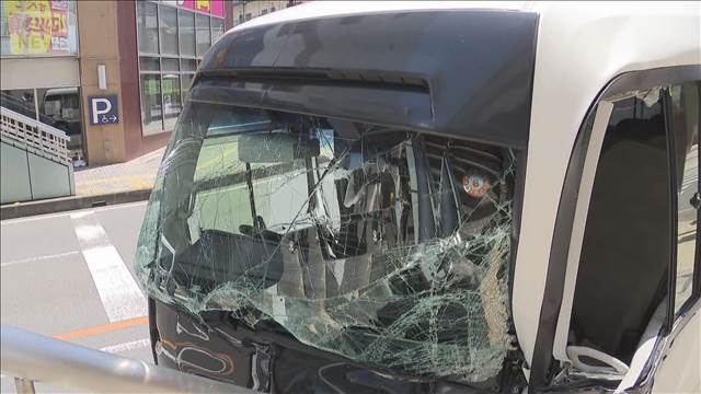 直進のマイクロバスと右折の乗用車が衝突　男性けが　埼玉・入間市