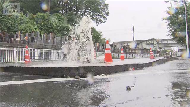 【台風6号】マンホールから水あふれる　交通規制中　東京・稲城市