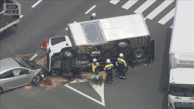 乗用車と衝突でトラック横転　5人けが　茨城・古河市