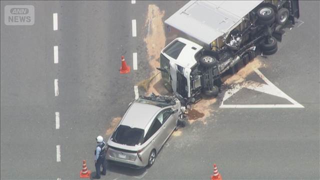 車と衝突しトラック横転　4人けが　茨城・古河市