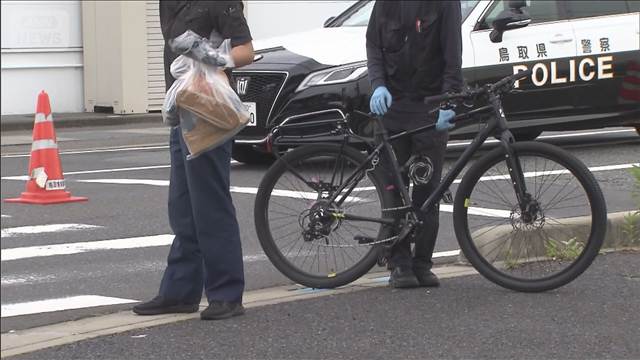警察が追跡の自転車が車と衝突 1人重体　消火器噴射しながら2人乗り