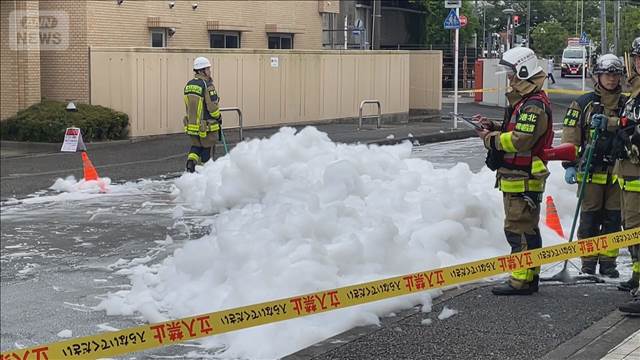 スーパーの駐車場から消火用の泡が流れ道路封鎖　消火設備に車が衝突し誤作動　横浜市