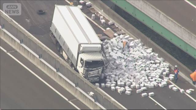 トラック分離帯衝突　“卵の箱”が散乱　宮城・多賀城市