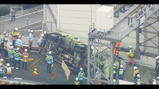 「ミキサー車が横転」首都高で事故　運転手けが