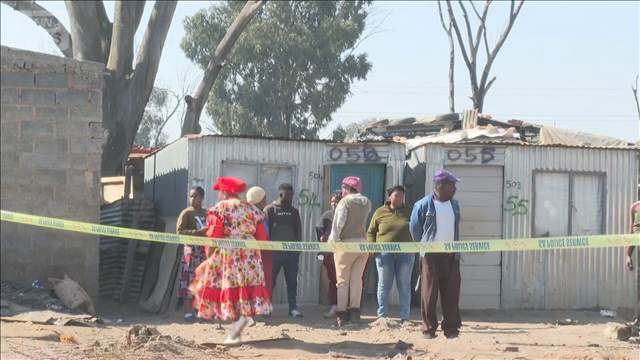 南アフリカの非正規居住区で銃乱射　12人死亡　地元警察が容疑者10人以上を追跡