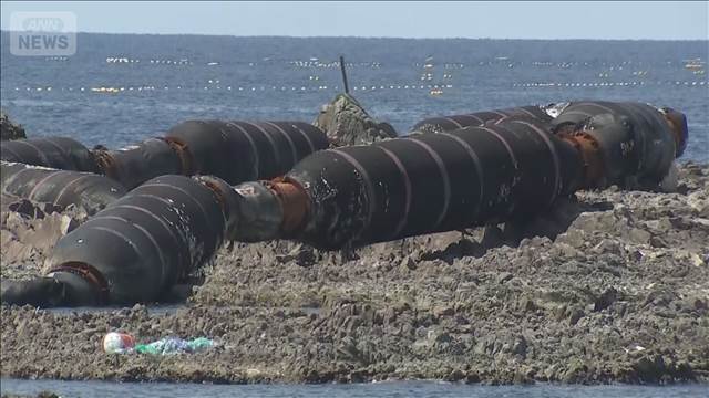 石川 海岸に巨大ホース漂着　長さ約150m 所有者は不明