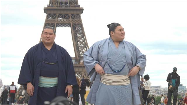 横綱・大の里と豊昇龍がエッフェル塔望む広場散策 “パリで1番”のバゲット実食