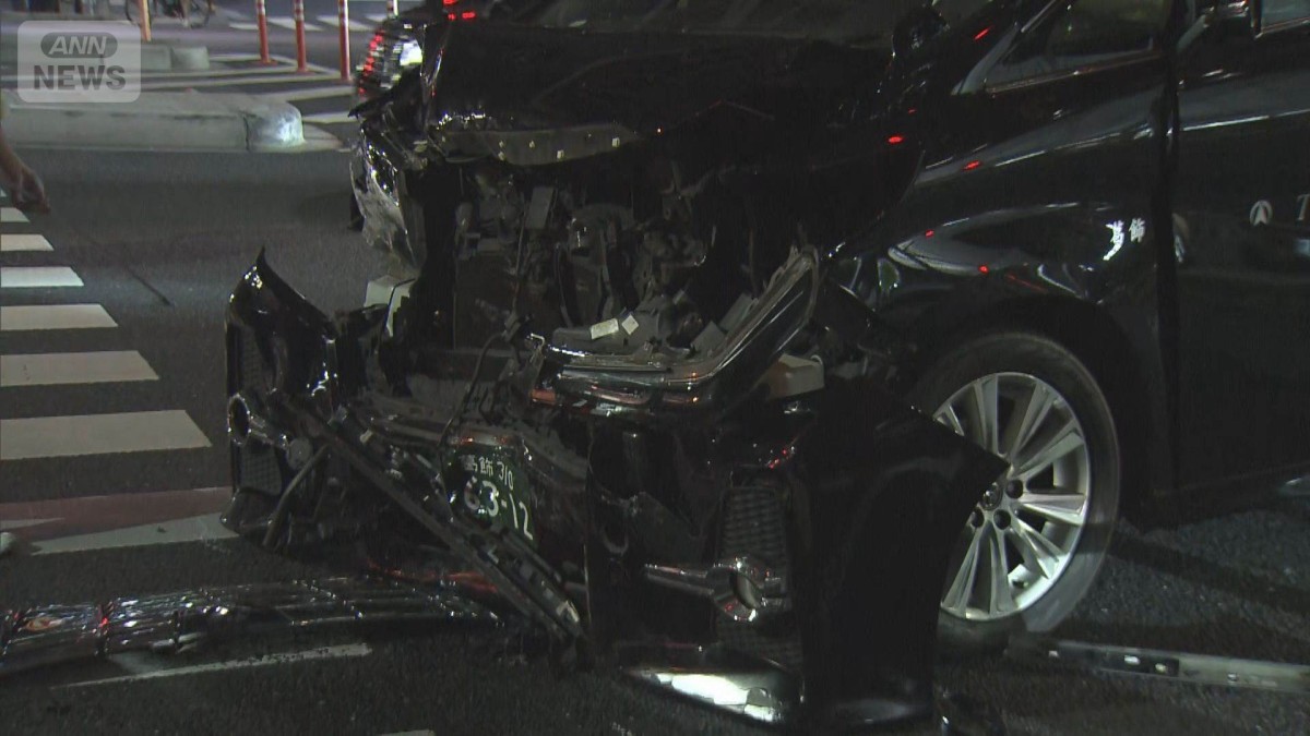 東京・六本木でタクシーと乗用車が衝突　4人けがで搬送　警視庁