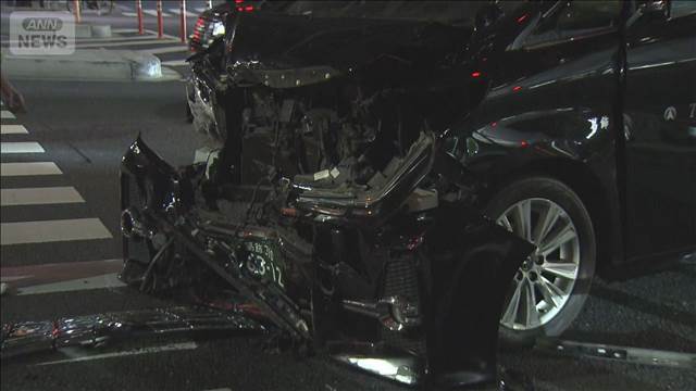 東京・六本木でタクシーと乗用車が衝突　4人けがで搬送　警視庁