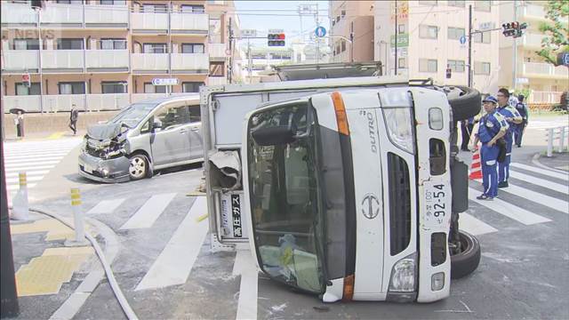 環七通りでトラックと乗用車の事故　トラック横転　運転手はいずれも意識あり