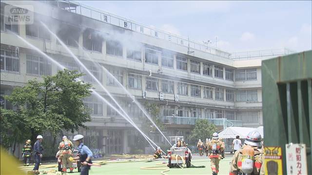 準備室の角付近が激しく燃えていた…教師目撃　小学校火事の出火元？実況見分