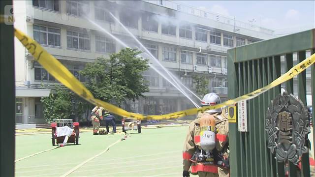 男性教師がとっさの判断で児童らを避難　11人けが小学校火災