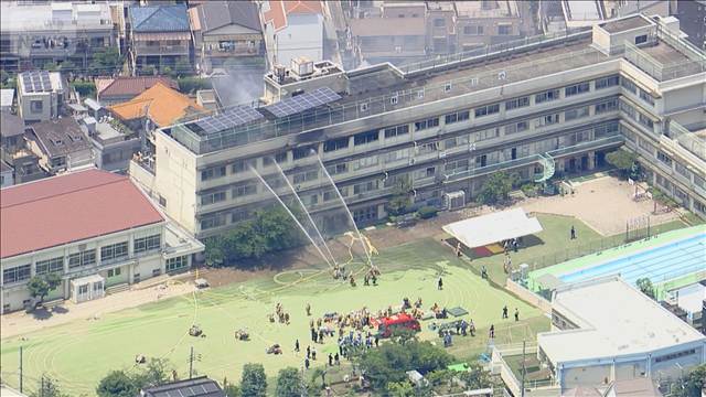 音楽準備室の電気ストーブ周辺に20本超のハンガーやタオル　東京・北区の小学校火事