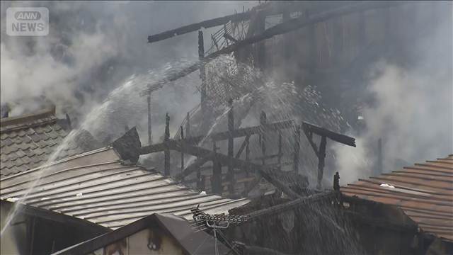 島根・出雲の商店街の火事、消防団員の2人が体調不良で搬送