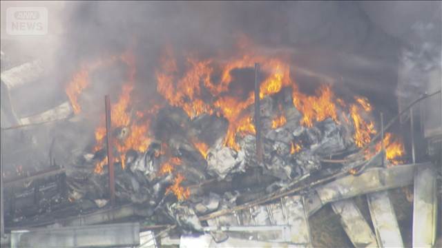 ヤードで火事　車燃え炎と黒煙が一帯に…　千葉・四街道市
