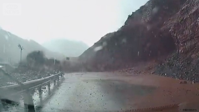 山道で危機一髪の瞬間　落石のおかげで命拾い？　中国