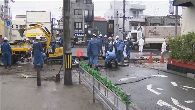 大阪府内の一部に避難指示　大雨で冠水や道路陥没も