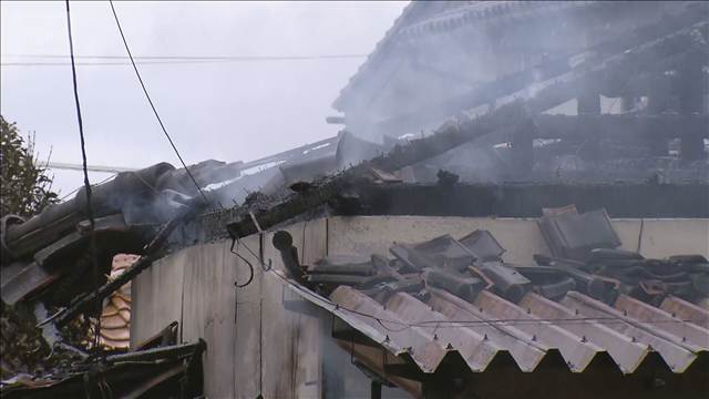 激しい炎と黒煙　富山市の建物で火事　けが人なし