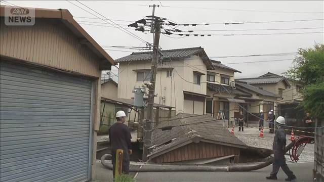 福岡・田川市で土地陥没　“車庫”に電柱も落下　隣接する飯塚市で連日100mm超の大雨