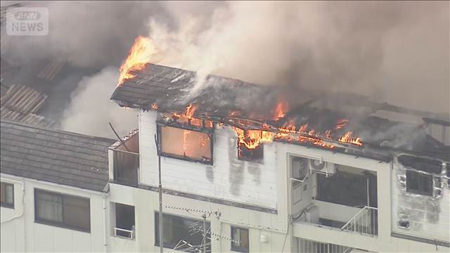大阪で工場火災　隣のマンションなど合わせて8棟燃える　10代男性けが