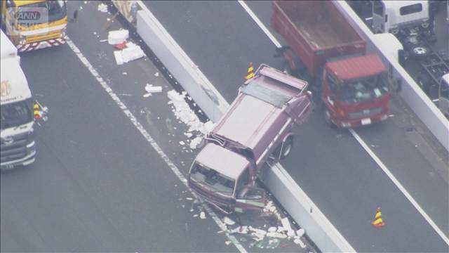 首都高速でごみ収集車が事故　分離帯に乗り上げる　男性2人けが　横浜市
