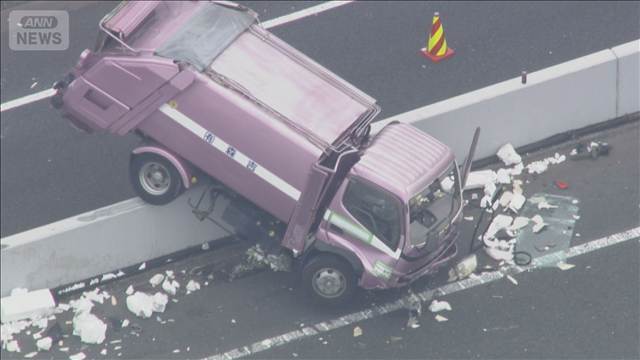 ごみ収集車が分離帯に乗り上げる　横浜・首都高速の本牧ジャンクション