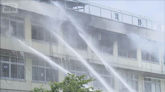 女性教師「音楽準備室で私服を干していた」　東京・北区の小学校火事