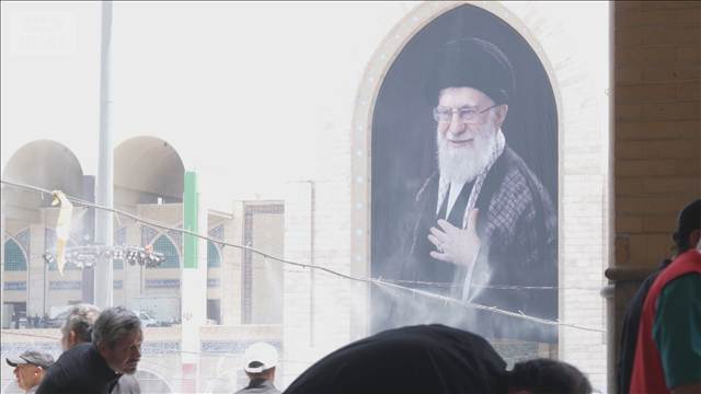 「世界全体の自由愛した」イラン前最高指導者ハメネイ師の国葬始まる　涙流す参列者も