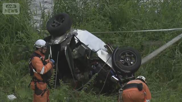 橋から河川敷に車転落　運転手の男性が死亡