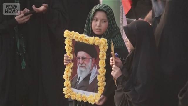 イラン前最高指導者　ハメネイ氏の国葬　棺が運び出される