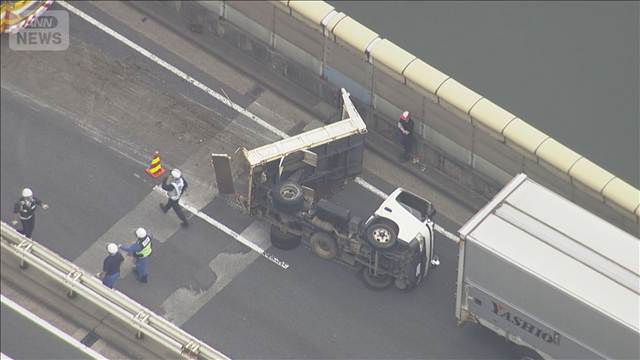 首都高速でトラック横転 一部区間で通行止め　道路に土砂が散乱　東京・足立区