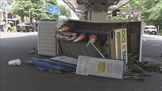 港区白金台でトラックが衝突し横転　運転していた男性2人が搬送