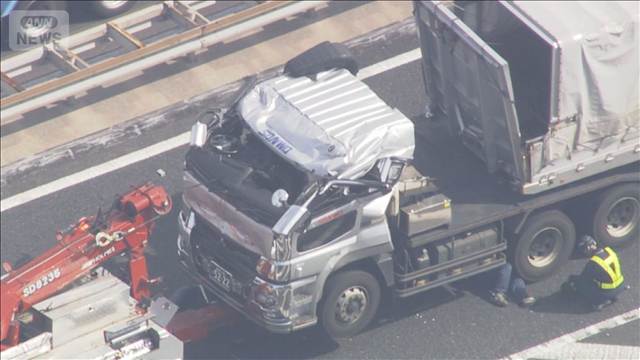 トレーラーの鉄鋼材が崩れ運転席が潰れる　運転手の男性死亡　外環道・戸田東IC付近