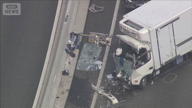 「ダンプカーが逆走している」 ダンプとトラックが正面衝突 運転手1人死亡　福岡