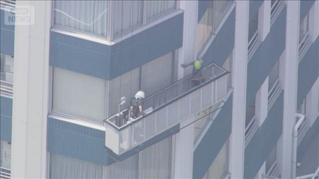 37階建てのタワーマンション　清掃中のゴンドラ止まり　作業員が宙づり
