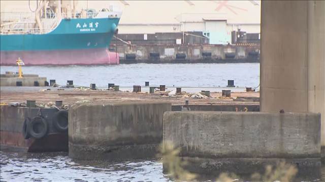 台船に寝間着姿の女性　搬送後死亡　事件の可能性も　大阪・大正区