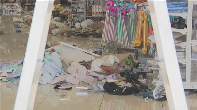 店舗に70代運転の車が突っ込む　客ら6人搬送　直前に別の車と衝突