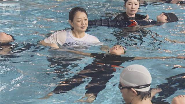 五輪金メダリスト「着衣泳」教室　着衣でも「力抜くと浮きやすい」