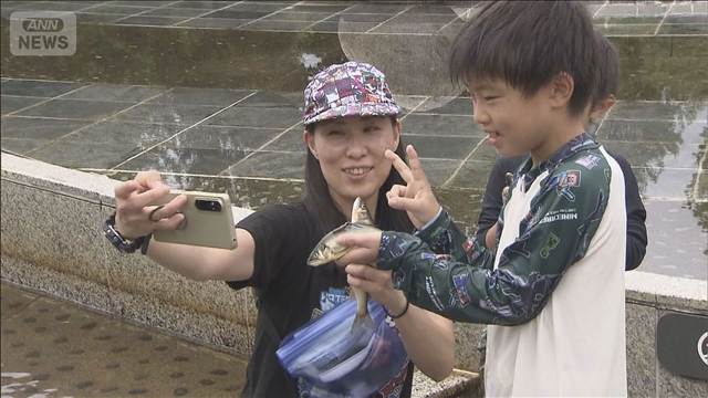 3連休の初日　魚のつかみ取り体験　山梨市