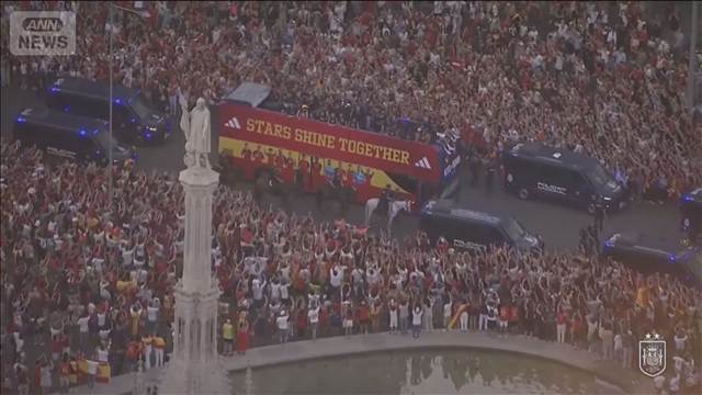 W杯優勝のスペイン代表が凱旋　パレードに約200万人集まる