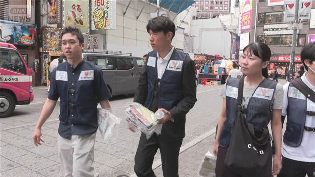 大学生ボランティアが「トー横」で少年らに声掛け　夏休みに入り注意を呼び掛け