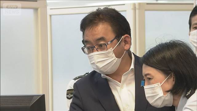 上野厚労大臣が羽田空港の検疫所などを視察「水際対策が重要で増員なども検討」