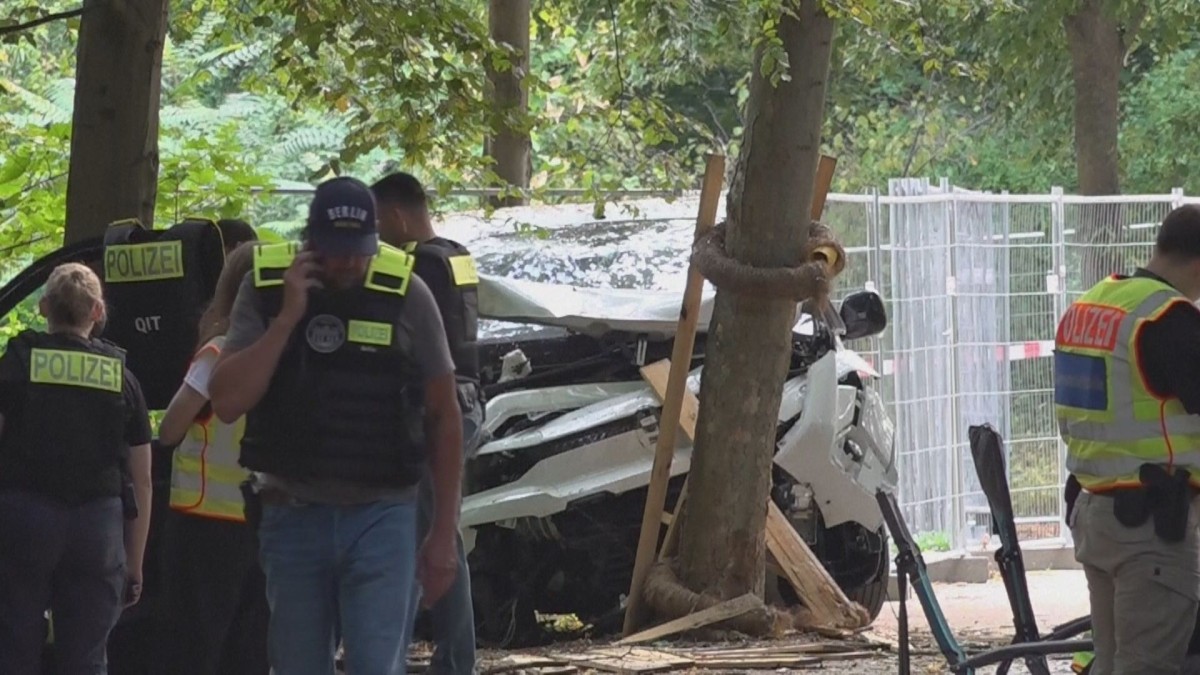 性的少数イベントに車突っ込み1人死亡　29人けが　独内相「テロ攻撃だ」容疑者逃走中