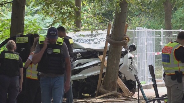 性的少数イベントに車突っ込み1人死亡　29人けが　独内相「テロ攻撃だ」容疑者逃走中
