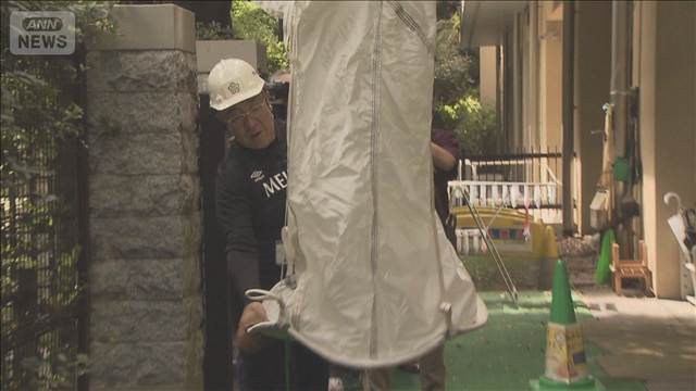 小学校教職員が救助袋を使った消防訓練に参加