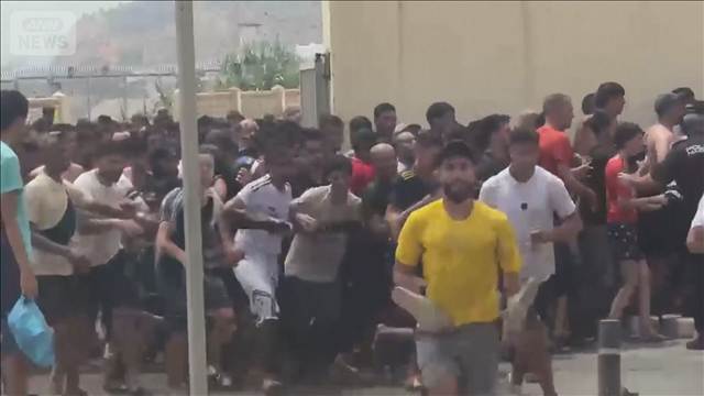 スペインの飛び地に数千人が殺到　国境の検問所回避で泳ぎ侵入　受け入れ施設はパンク