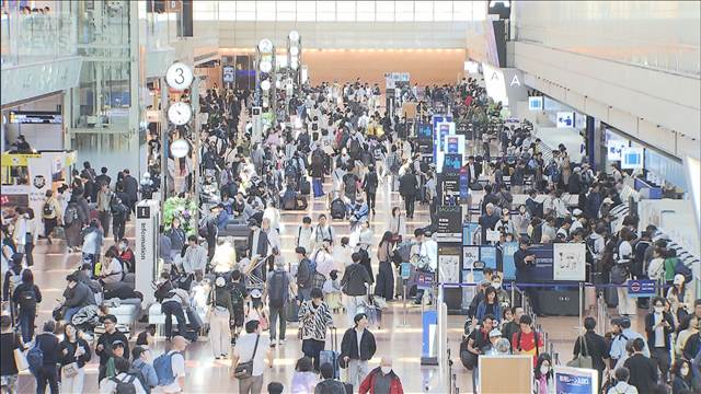 お盆休み期間中の空の便の予約数　国内線・国際線ともに去年同時期より減少