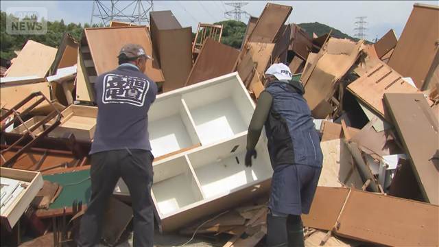 熊本で震災後初の休日　災害ごみ仮置き場に多くの人