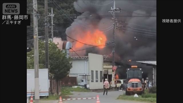 倉庫が炎上し自動車工場兼住宅も被害　消火活動中　群馬・藤岡市