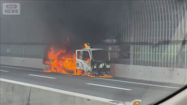 千葉の京葉道路でクレーンつきのトラック炎上　運転手は避難しけがなし